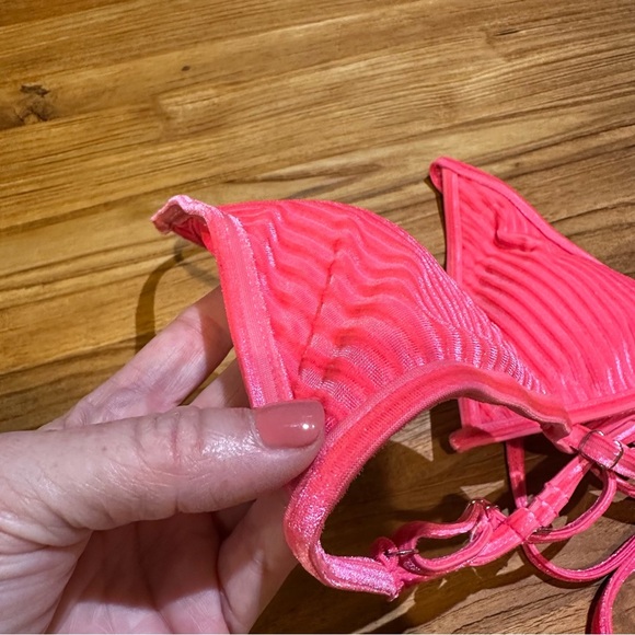Revibe Dippin Daisys Women’s Vibe Velvet Hot Pink String Bikini Triangle Top NWT - Picture 2 of 11